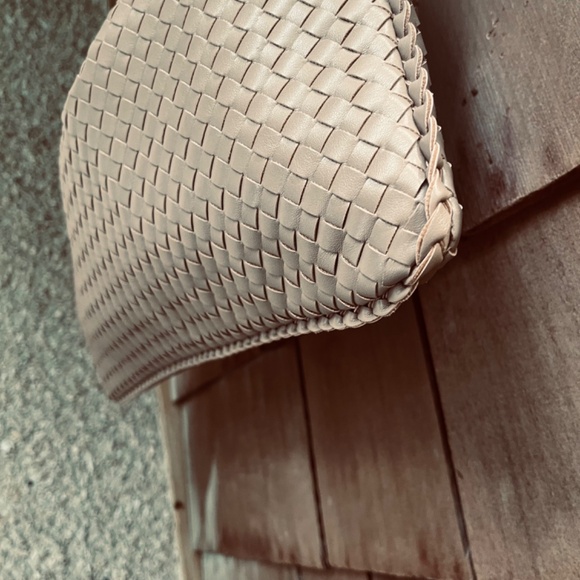 Elegant Cream Woven Shoulder Bag - Picture 3 of 7